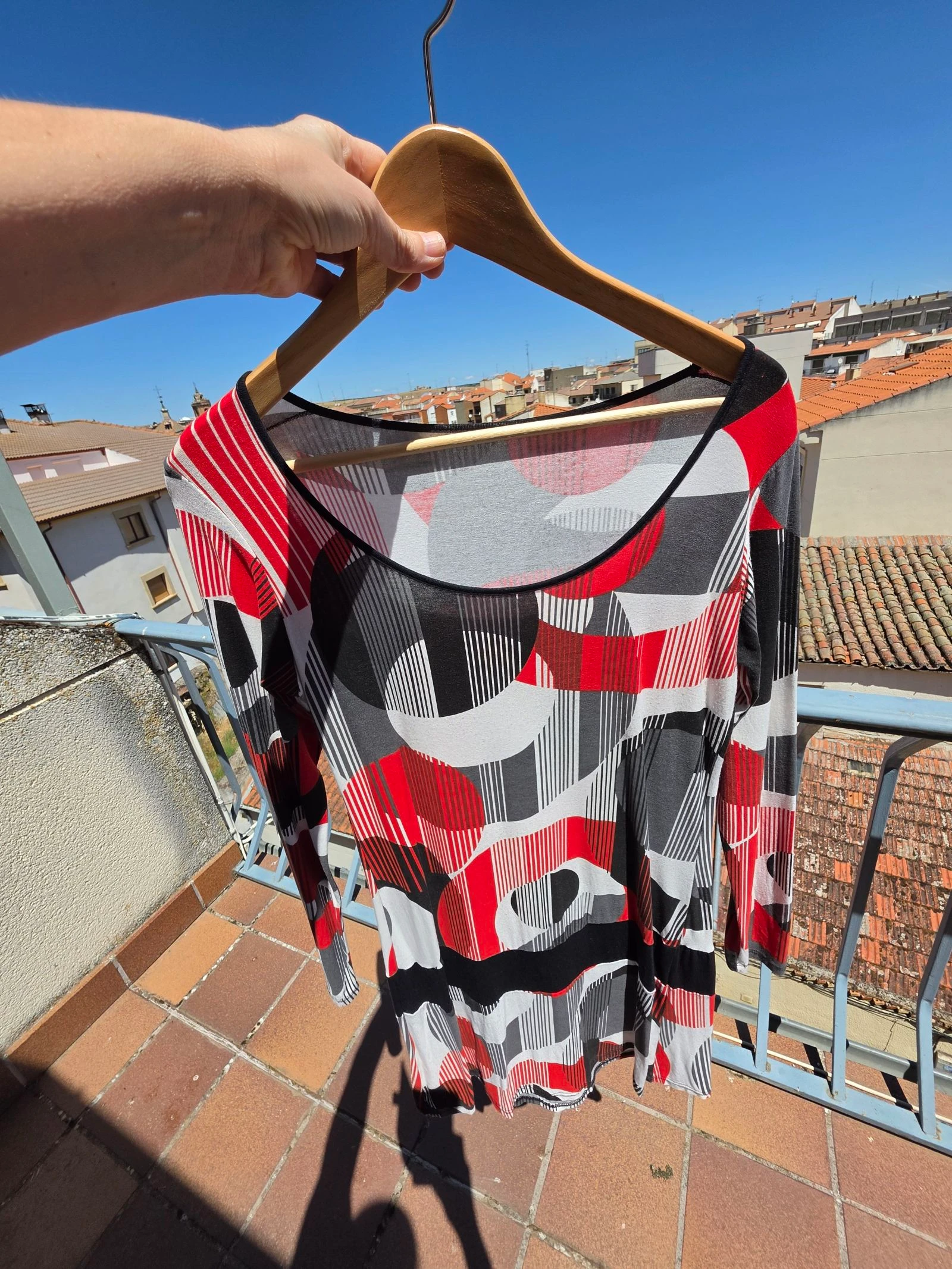 Vestido corto con un  estampad  en tonos rojo, blanco y negro